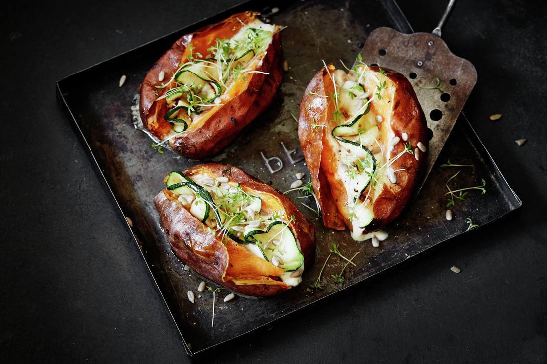 recipe image Gepofte zoete aardappel met courgette