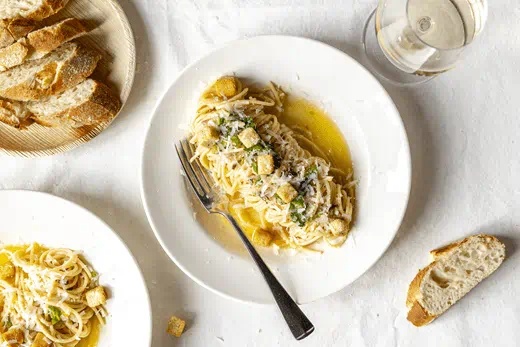 recipe image Alfredo Caesar pasta met Parmezaanse ansjovisspread