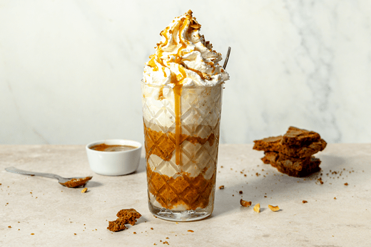 recipe image Hazelnoot-caramel latte met Speculaas en Slagroom