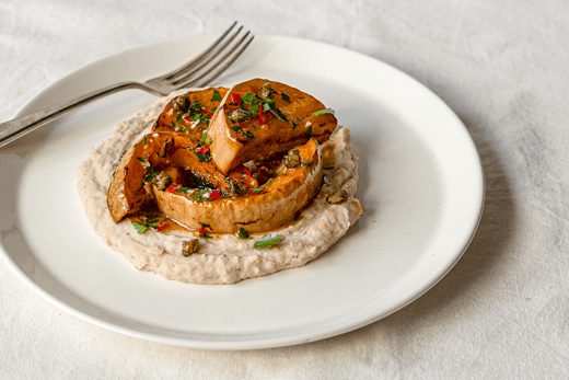 recipe image Geroosterde pompoen met bonencrème, kruidenspread en gefrituurde kappertjes