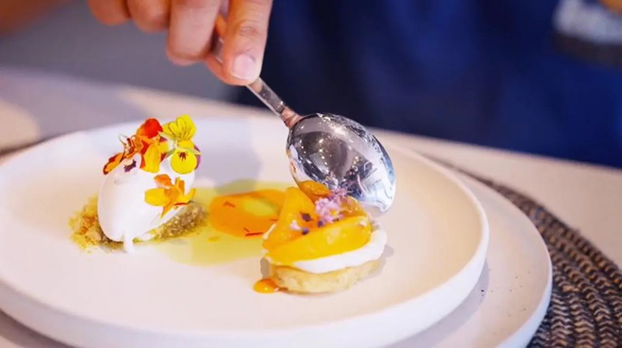 recipe image perzik-dessert-met-vlierbloesem-ijs