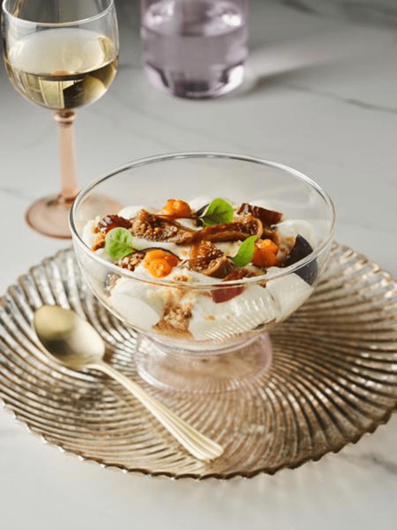 recipe image romige-vanille-mousse-met-hazelnootkruim-en-seizoensfruit