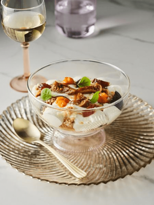 recipe image romige-vanille-mousse-met-hazelnootkruim-en-seizoensfruit