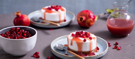 Sernik z sosem owocowym