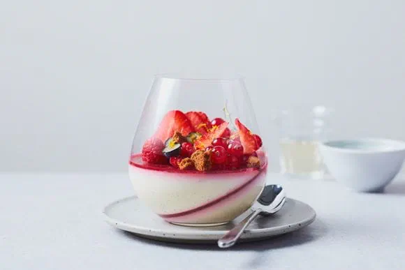  Panna cotta z owocami leśnymi