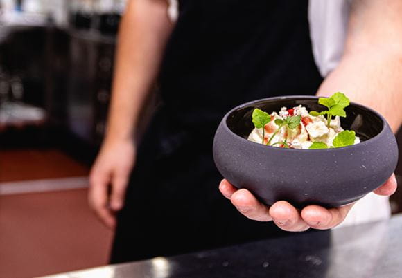 Kucharz serwujący sałatkę