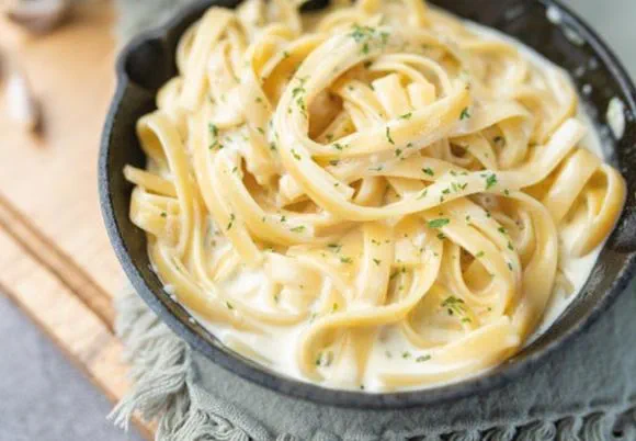 Makaron ze śmietanowym sosem