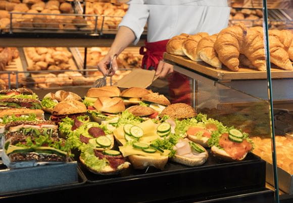 Kanapki i pieczywo w piekarnii"