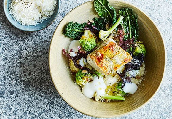 Talerz zielonych warzyw, ryba i tarty ser