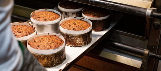 Wkładanie ciast do piekarnika