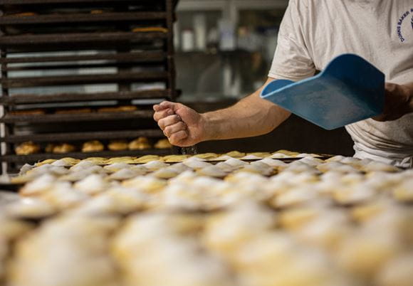 Kucharz przygotowywujący wyroby cukiernicze