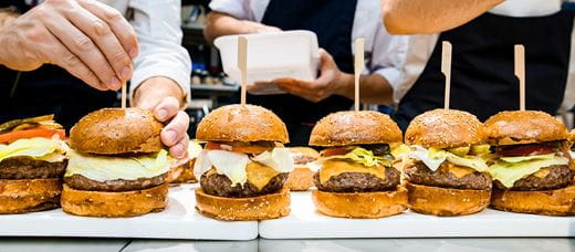 Śmietana dodawana do ciepłego sosu się nie warzy