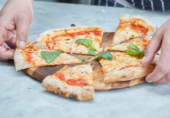 Pizza podzielona na kawałki