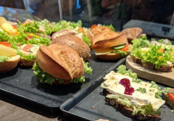 Stół szwedzki z kanapkami