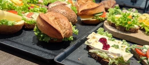 Stół szwedzki z kanapkami