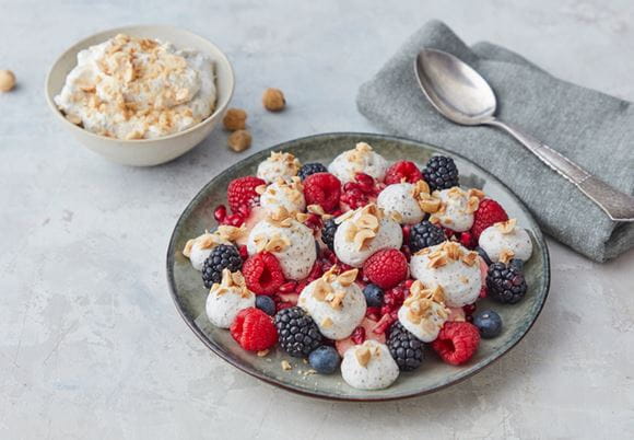 Talerz owoców leśnych z bitą śmietaną