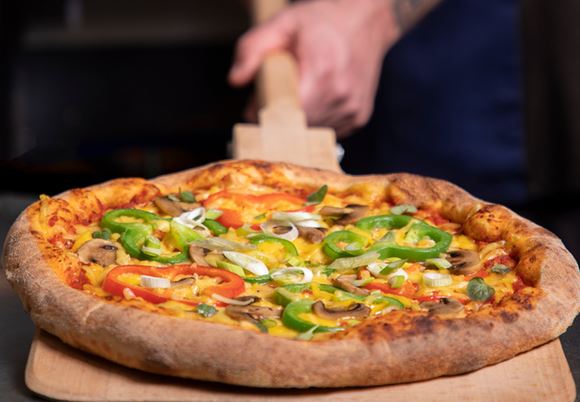 Pizza wyjmowana z pieca