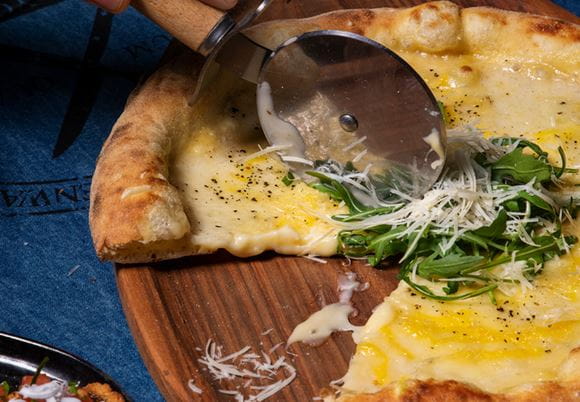 Pizza podczas krojenia"