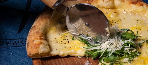 Pizza podczas krojenia