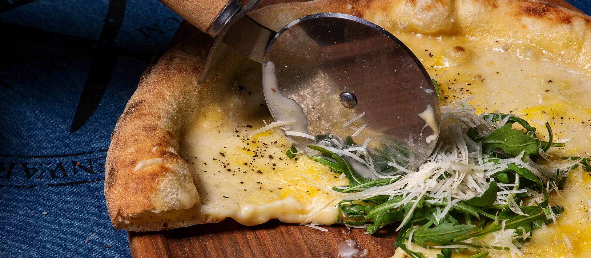 Pizza podczas krojenia