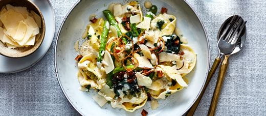 Makaron pappardelle podany na talerzu z dodatkami