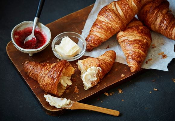 Cztery Croissanty z dżemem i masłem
