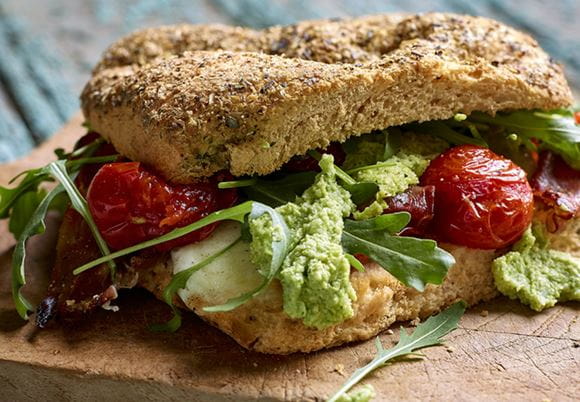 Kanapka z pieczonymi pomidorami, serem, guacamole