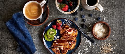 Śniadanie z naleśnikami, owocami i kawą