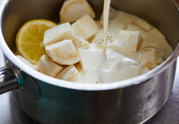 Dodawanie śmietanki do garnka