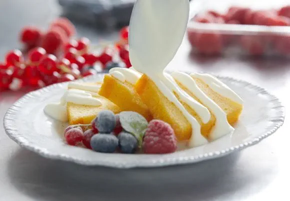 Jogurt podawany na ciasto i owoce