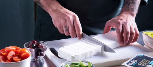 Kucharz krojący alternatywę sera Violife