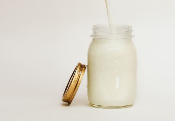 Mleko w słoiku ze słomką