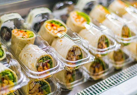 Zapakowane, gotowe tortille leżące w lodówce