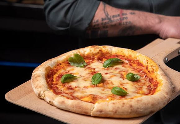 Pizza wyjmowana z pieca