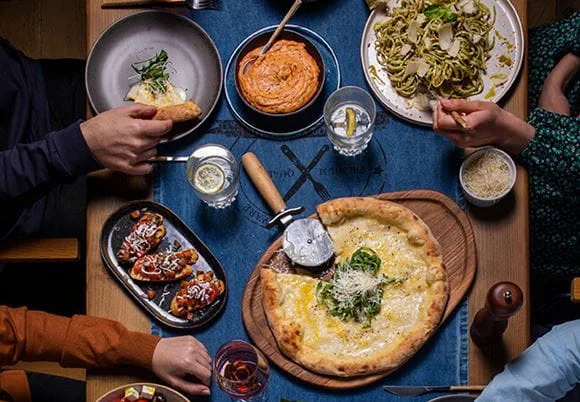 Stół z wieloma daniami