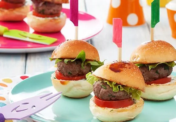  Dwa hamburgery podane na desce