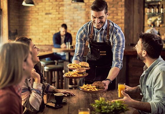  Kelner podający dania gościom restauracji
