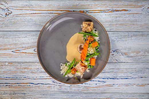 recipe image Frykasy z kurczaka z rodzynkami, młodą marchwią i ryżem z groszkiem