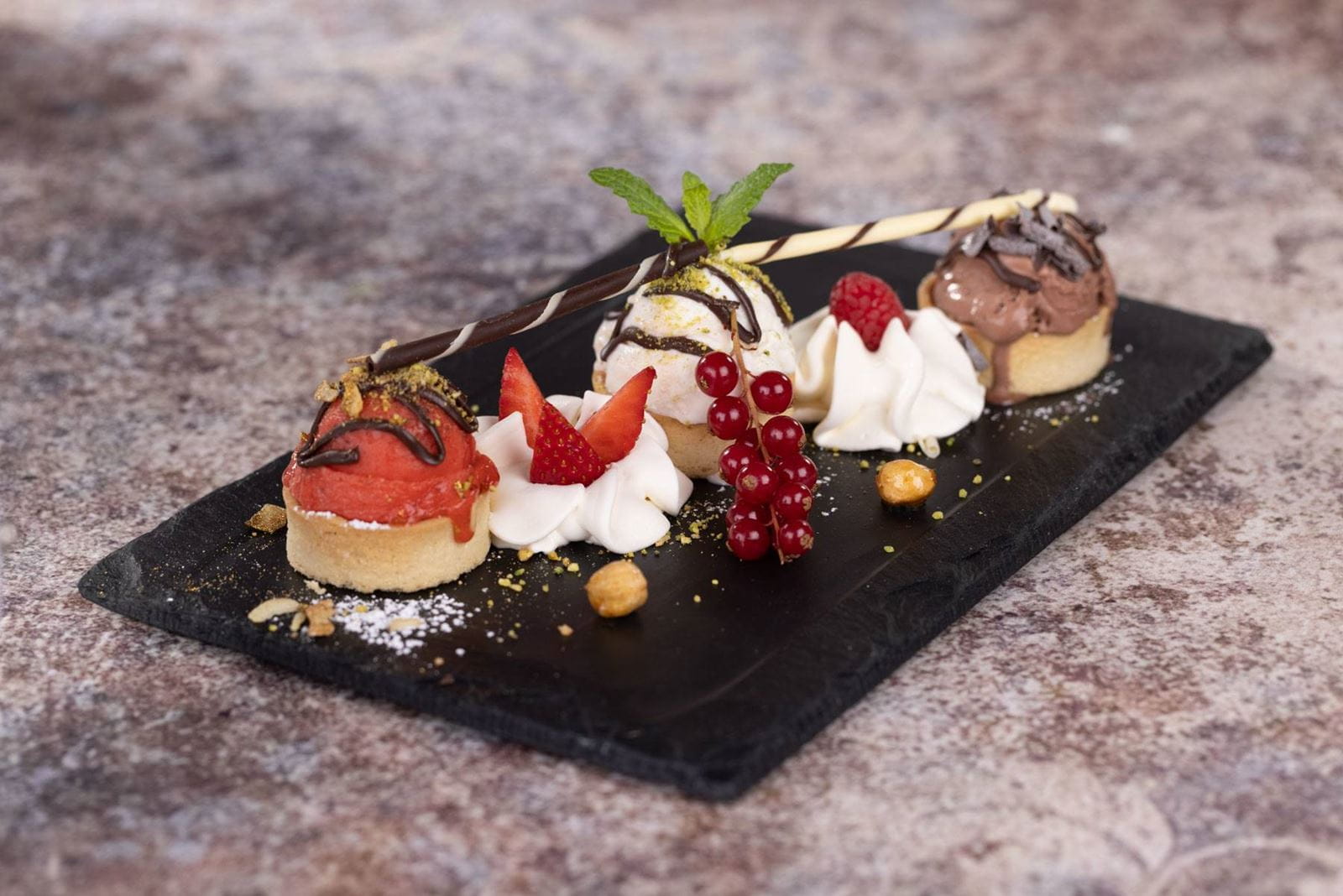 recipe image Lody na mini tartaletkach z bitą śmietaną i owocami