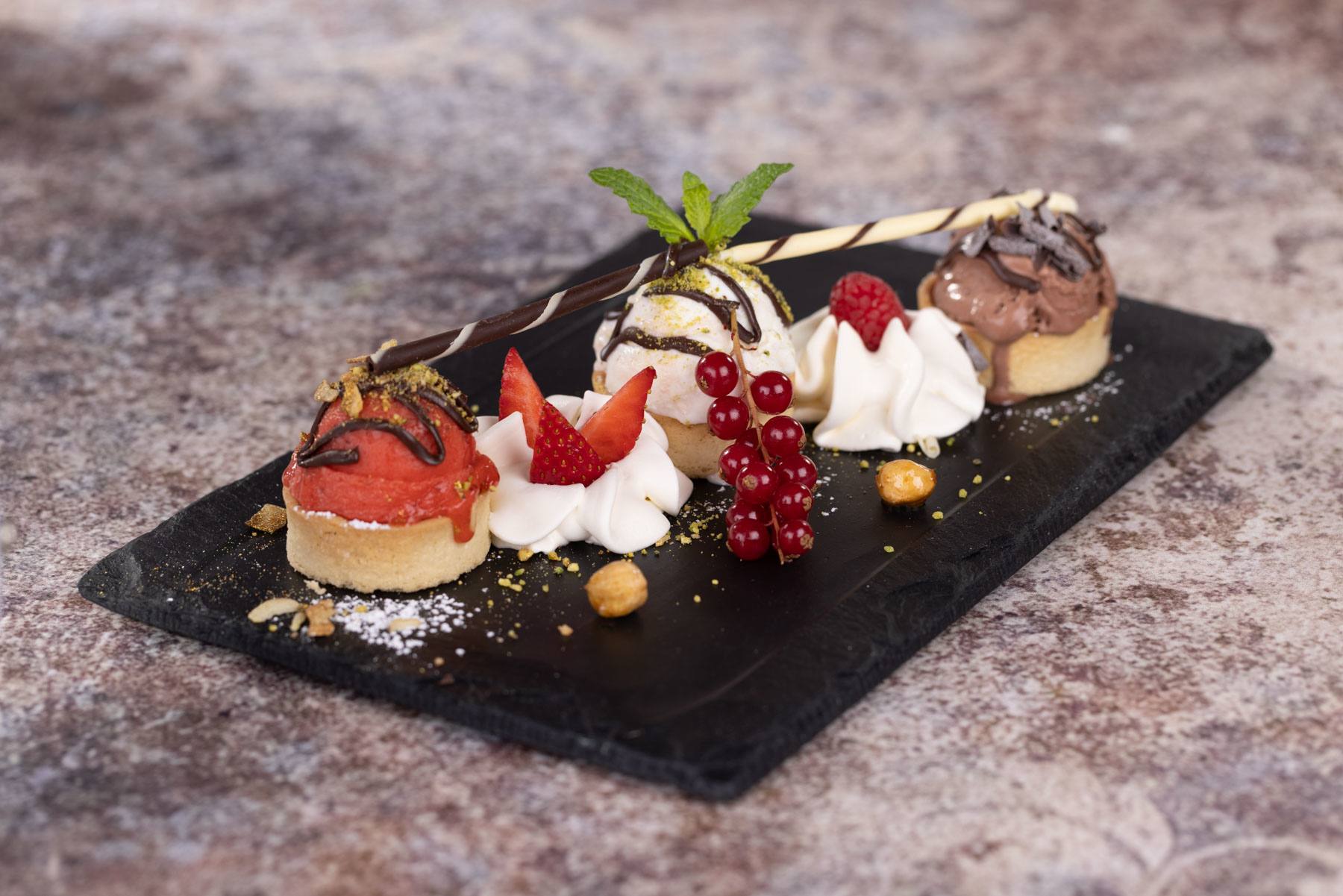 recipe image Lody na mini tartaletkach z bitą śmietaną i owocami
