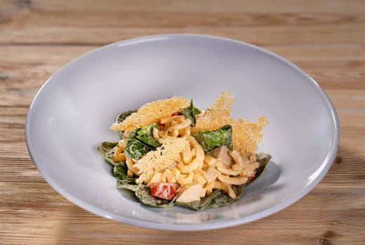 recipe image Szpecle z indykiem, młodym szpinakiem, wiśniowymi pomidorami i chipsami