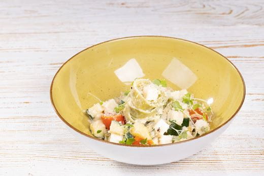 recipe image Szpinakowe tagliatelle z cukinią i chipsami z Violife Prosociano