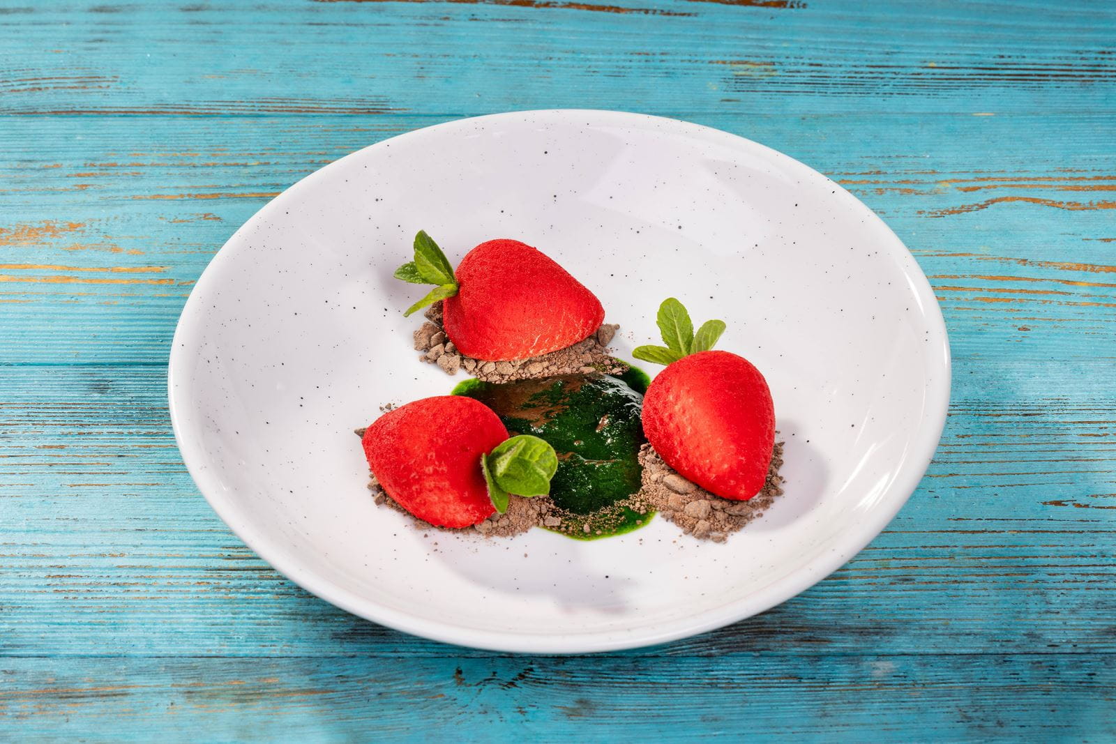 recipe image Mus truskawkowy na miętowym sosie i kruszonce czekoladowej