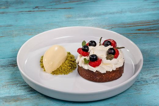 recipe image Tarta z kakaowym ganachem, bitą śmietaną i lodami waniliowymi