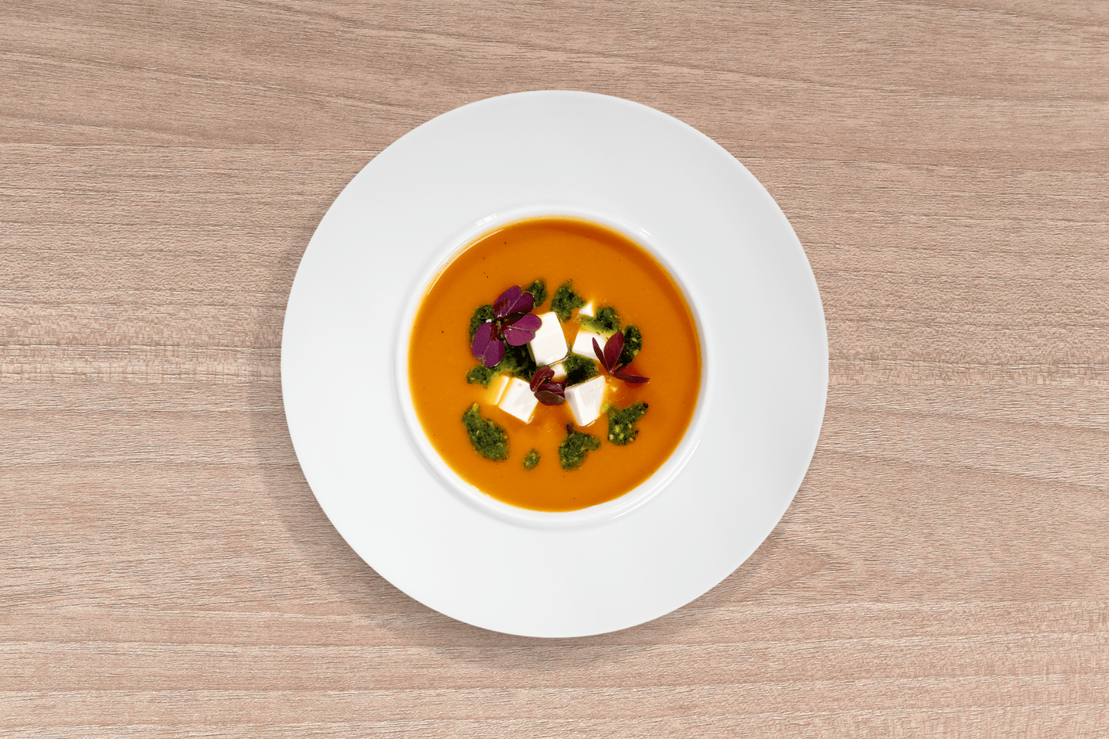 recipe image Krem pomidorowy z pesto z rukoli i Violife greckim białym