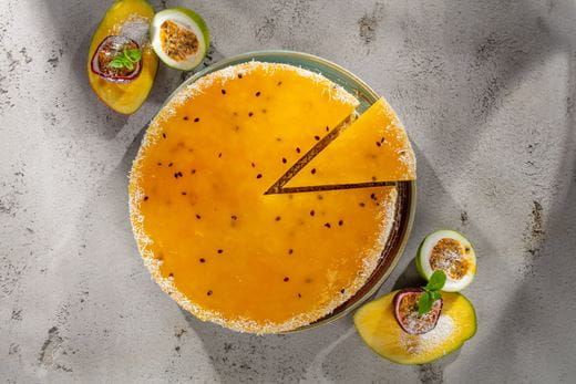 recipe image Wegański sernik z owocami mango-marakuja