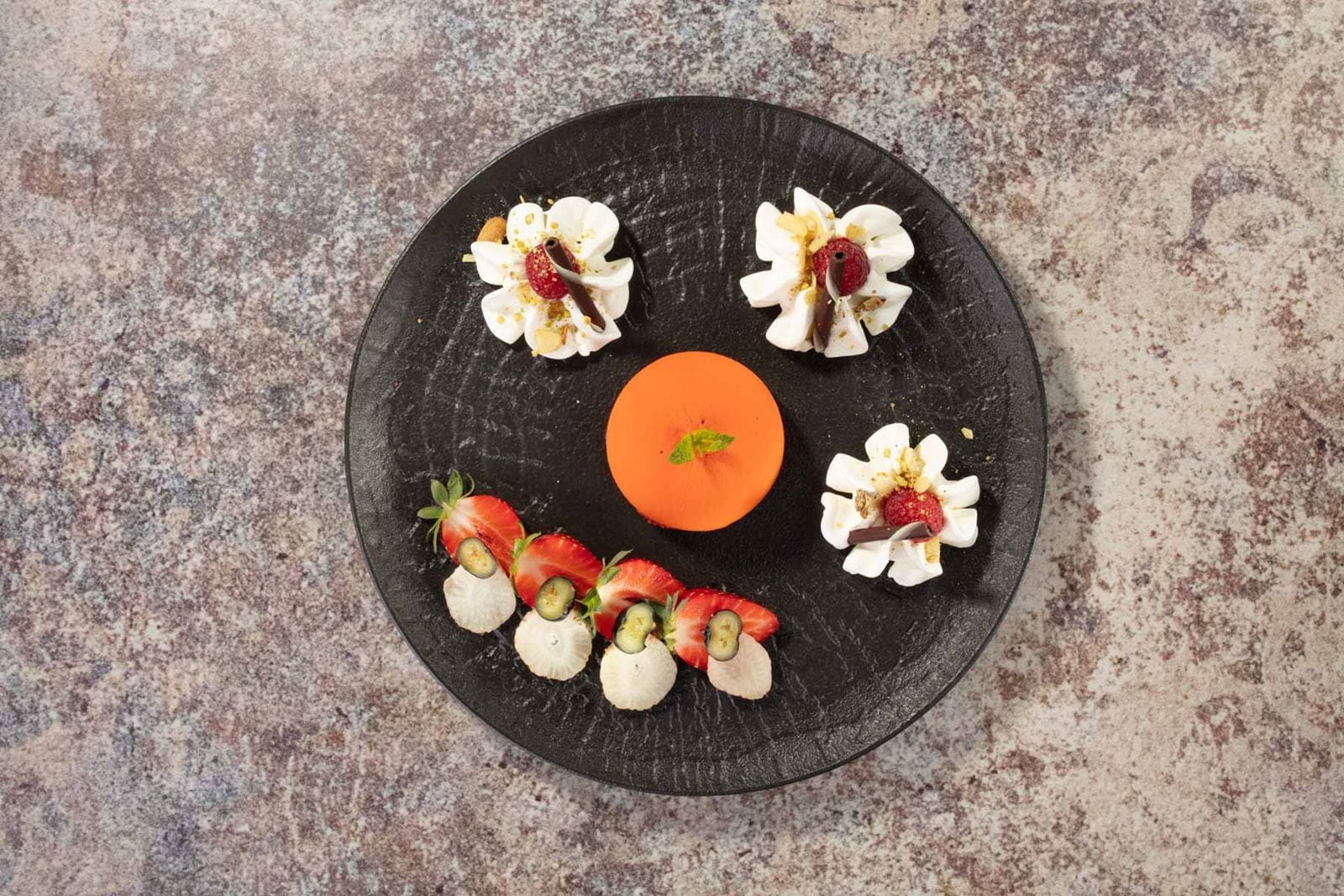 recipe image Ciastko kakaowe z kremem waniliowym, pomarańczową żelką i morelowym zamszem