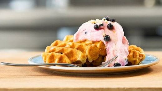 recipe image Gofry z kremem jagodowym i syropem klonowym