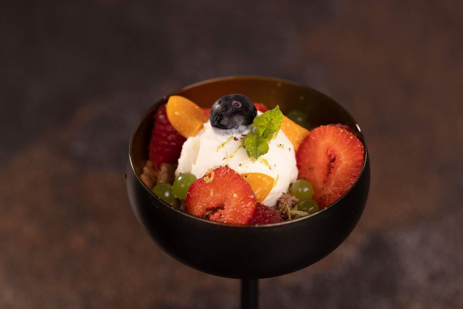 recipe image Lody śmietankowe z kremem czekoladowym z syfonu i owocami