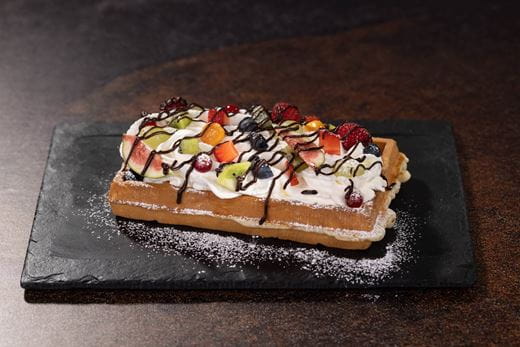 recipe image Gofry z bitą śmietaną, owocami i Violife Cocospread